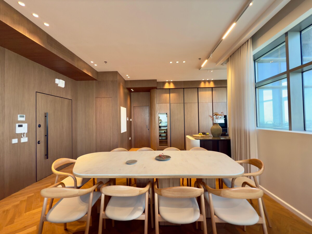 Dining table beside the kitchen